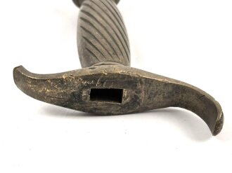 Griffstück für eine Blankwaffe, Alter und Herkunft unbekannt. Gesamthöhe 120mm, Klingendurchlass 7 x 14mm