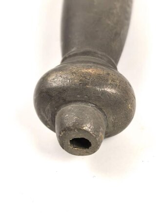 Griffstück für eine Blankwaffe, Alter und Herkunft unbekannt. Gesamthöhe 120mm, Klingendurchlass 7 x 14mm