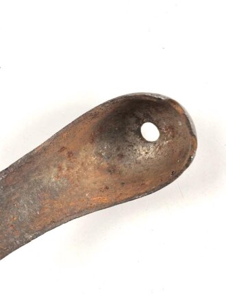 Ersatzteil für eine Blankwaffe, Alter und Herkunft unbekannt. Gesamthöhe 150mm, Breite der Lappen innen gemessen 19mm