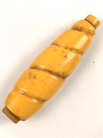 Griffstück für eine Blankwaffe, Alter und Herkunft unbekannt. Pressmasse, Gesamthöhe 82mm, Klingendurchlass etwa 6 x 9mm