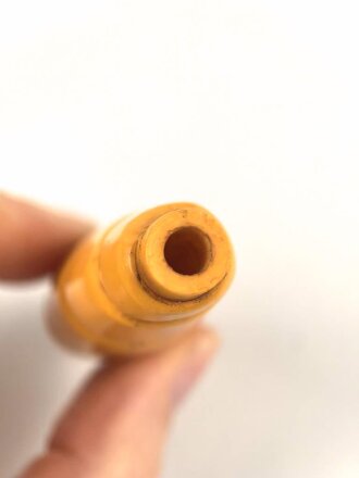 Griffstück für eine Blankwaffe, Alter und Herkunft unbekannt. Pressmasse, Gesamthöhe 82mm, Klingendurchlass etwa 6 x 9mm