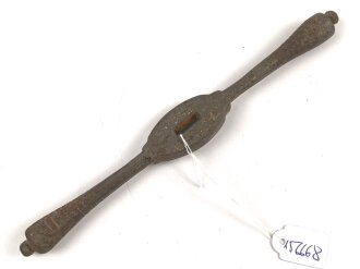 Teil für eine Blankwaffe, Alter und Herkunft unbekannt, Klingendurchlass etwa 5,5x 14.8mm. Gesamtbreite 20cm