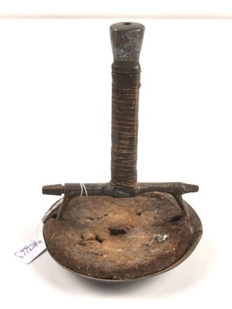 Griffstück für eine Blankwaffe, Alter und Herkunft unbekannt, Klingendurchlass etwa 6 x 15mm. Gesamtbreite 118mm