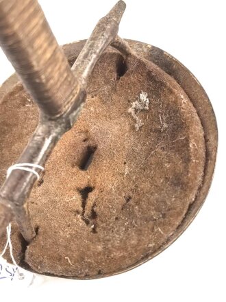 Griffstück für eine Blankwaffe, Alter und Herkunft unbekannt, Klingendurchlass etwa 6 x 15mm. Gesamtbreite 118mm