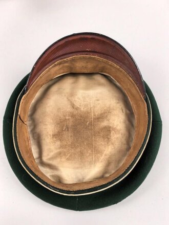 Preußen, Schirmmütze für Angehörige im Husaren Regiment 11. Eigentumstück mit Mottenschäden im Deckel, sonst gut. Kopfgrössee 55