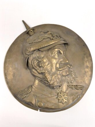 Kaiserreich, Wandrelief aus Messingblech, Darstellend Wilhelm I. Die Schraube zum Befestigen der Pickelhaubenspitze fehlt. Durchmesser 44cm