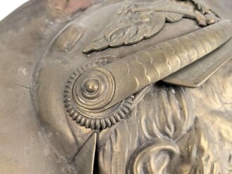 Kaiserreich, Wandrelief aus Messingblech, Darstellend Wilhelm I. Die Schraube zum Befestigen der Pickelhaubenspitze fehlt. Durchmesser 44cm