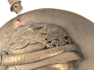 Kaiserreich, Wandrelief aus Messingblech, Darstellend Wilhelm I. Die Schraube zum Befestigen der Pickelhaubenspitze fehlt. Durchmesser 44cm