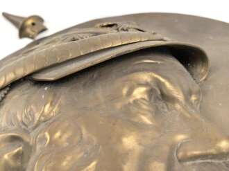 Kaiserreich, Wandrelief aus Messingblech, Darstellend Wilhelm I. Die Schraube zum Befestigen der Pickelhaubenspitze fehlt. Durchmesser 44cm