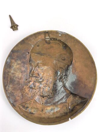 Kaiserreich, Wandrelief aus Messingblech, Darstellend Wilhelm I. Die Schraube zum Befestigen der Pickelhaubenspitze fehlt. Durchmesser 44cm