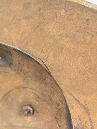 Kaiserreich, Wandrelief aus Messingblech, Darstellend Wilhelm I. Die Schraube zum Befestigen der Pickelhaubenspitze fehlt. Durchmesser 44cm