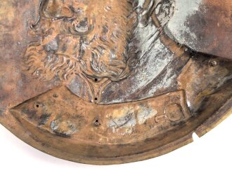 Kaiserreich, Wandrelief aus Messingblech, Darstellend Wilhelm I. Die Schraube zum Befestigen der Pickelhaubenspitze fehlt. Durchmesser 44cm