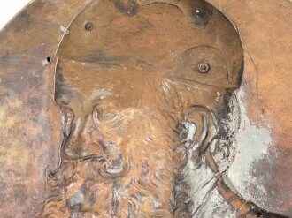 Kaiserreich, Wandrelief aus Messingblech, Darstellend Wilhelm I. Die Schraube zum Befestigen der Pickelhaubenspitze fehlt. Durchmesser 44cm