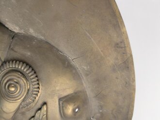 Kaiserreich, Wandrelief aus Messingblech, Darstellend Wilhelm I. Die Schraube zum Befestigen der Pickelhaubenspitze fehlt. Durchmesser 44cm