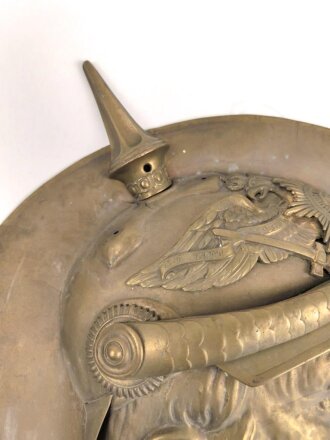 Kaiserreich, Wandrelief aus Messingblech, Darstellend Wilhelm I. Die Schraube zum Befestigen der Pickelhaubenspitze fehlt. Durchmesser 44cm