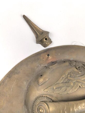 Kaiserreich, Wandrelief aus Messingblech, Darstellend Wilhelm I. Die Schraube zum Befestigen der Pickelhaubenspitze fehlt. Durchmesser 44cm