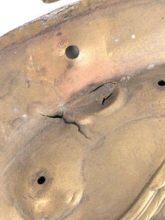 Kaiserreich, Wandrelief aus Messingblech, Darstellend Wilhelm I. Die Schraube zum Befestigen der Pickelhaubenspitze fehlt. Durchmesser 44cm