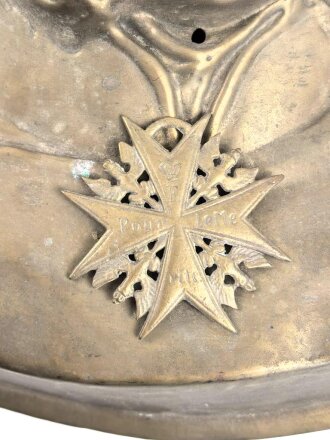 Kaiserreich, Wandrelief aus Messingblech, Darstellend Wilhelm I. Die Schraube zum Befestigen der Pickelhaubenspitze fehlt. Durchmesser 44cm