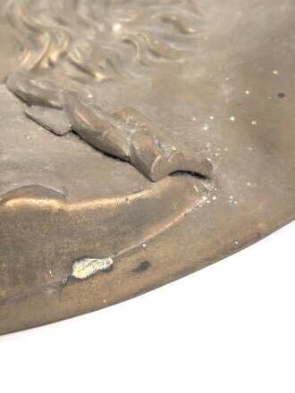 Kaiserreich, Wandrelief aus Messingblech, Darstellend Wilhelm I. Die Schraube zum Befestigen der Pickelhaubenspitze fehlt. Durchmesser 44cm