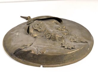 Kaiserreich, Wandrelief aus Messingblech, Darstellend Wilhelm I. Die Schraube zum Befestigen der Pickelhaubenspitze fehlt. Durchmesser 44cm