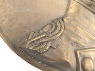 Kaiserreich, Wandrelief aus Messingblech, Darstellend Wilhelm I. Die Schraube zum Befestigen der Pickelhaubenspitze fehlt. Durchmesser 44cm