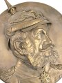 Kaiserreich, Wandrelief aus Messingblech, Darstellend Wilhelm I. Die Schraube zum Befestigen der Pickelhaubenspitze fehlt. Durchmesser 44cm
