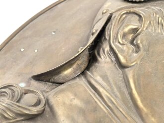 Kaiserreich, Wandrelief aus Messingblech, Darstellend Otto von Bismarck. Gesamthöhe 44cm