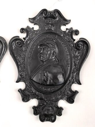 Kaiserreich, Paar Gusseiserne Wandreliefs, Darstellend Birmarck und Moltke. Höhe je 40cm, sicherlich neuzeitlich geschwärzt