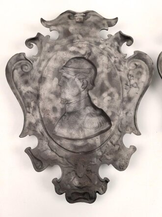 Kaiserreich, Paar Gusseiserne Wandreliefs, Darstellend Birmarck und Moltke. Höhe je 40cm, sicherlich neuzeitlich geschwärzt