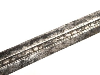 Klinge für eine Blankwaffe, Länge 79,5cm, Gesamtlänge 92cm,  Breite 22mm. Alter und Herkunft unbekannt.