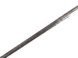 Klinge für eine Blankwaffe, Länge 79,5cm, Gesamtlänge 92cm,  Breite 22mm. Alter und Herkunft unbekannt.