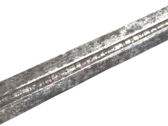 Klinge für eine Blankwaffe, Länge 79,5cm, Gesamtlänge 92cm,  Breite 22mm. Alter und Herkunft unbekannt.