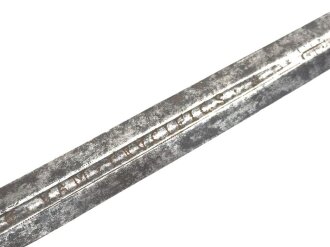 Klinge für eine Blankwaffe, Länge 79,5cm, Gesamtlänge 92cm,  Breite 22mm. Alter und Herkunft unbekannt.