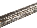 Klinge für eine Blankwaffe, Länge 79,5cm, Gesamtlänge 92cm,  Breite 22mm. Alter und Herkunft unbekannt.