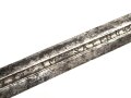 Klinge für eine Blankwaffe, Länge 79,5cm, Gesamtlänge 92cm,  Breite 22mm. Alter und Herkunft unbekannt.
