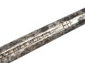 Klinge für eine Blankwaffe, Länge 79,5cm, Gesamtlänge 92cm,  Breite 22mm. Alter und Herkunft unbekannt.