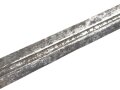 Klinge für eine Blankwaffe, Länge 79,5cm, Gesamtlänge 92cm,  Breite 22mm. Alter und Herkunft unbekannt.