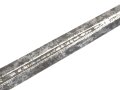 Klinge für eine Blankwaffe, Länge 79,5cm, Gesamtlänge 92cm,  Breite 22mm. Alter und Herkunft unbekannt.