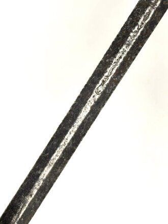 Klinge für eine Blankwaffe, Länge 75,5cm, Gesamtlänge 83cm,  Breite 18,8mm. Alter und Herkunft unbekannt.