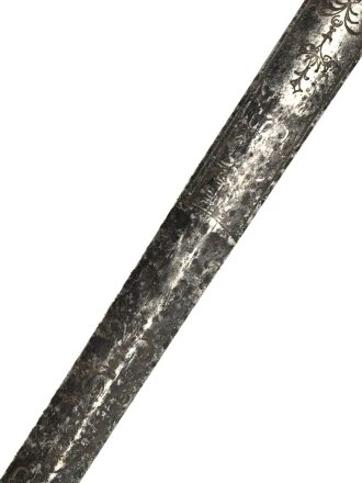 Klinge für eine Blankwaffe, Länge 75,5cm, Gesamtlänge 83cm,  Breite 18,8mm. Alter und Herkunft unbekannt.