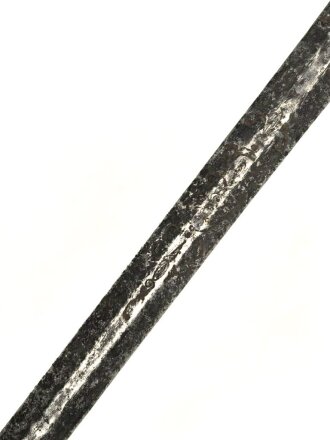 Klinge für eine Blankwaffe, Länge 75,5cm, Gesamtlänge 83cm,  Breite 18,8mm. Alter und Herkunft unbekannt.