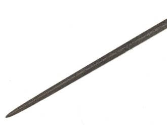 Klinge für eine Blankwaffe, Länge 75,5cm, Gesamtlänge 83cm,  Breite 18,8mm. Alter und Herkunft unbekannt.
