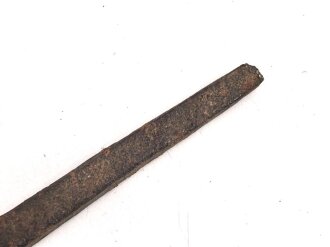 Klinge für eine Blankwaffe, Länge 75,5cm, Gesamtlänge 83cm,  Breite 18,8mm. Alter und Herkunft unbekannt.