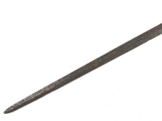 Klinge für eine Blankwaffe, Länge 81cm, Gesamtlänge 95cm,  Breite 20,5mm. Alter und Herkunft unbekannt.