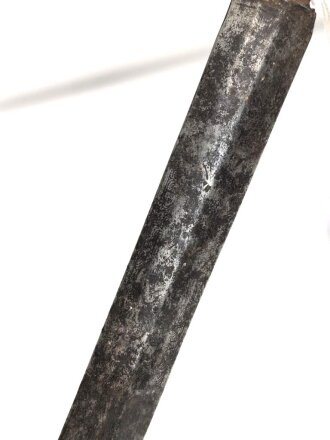 Klinge für eine Blankwaffe, Länge 81cm, Gesamtlänge 95cm,  Breite 20,5mm. Alter und Herkunft unbekannt.