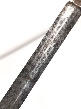 Klinge für eine Blankwaffe, Länge 81cm, Gesamtlänge 95cm,  Breite 20,5mm. Alter und Herkunft unbekannt.