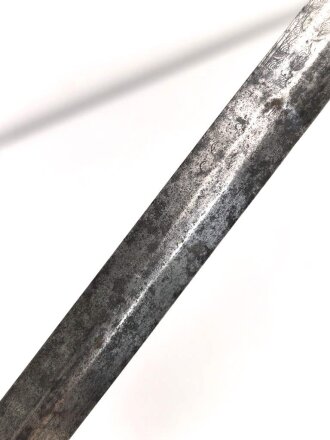 Klinge für eine Blankwaffe, Länge 81cm, Gesamtlänge 95cm,  Breite 20,5mm. Alter und Herkunft unbekannt.