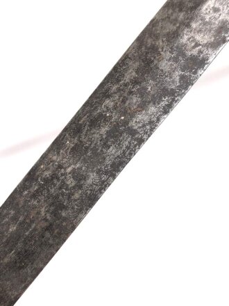 Klinge für eine Blankwaffe, Länge 81cm, Gesamtlänge 95cm,  Breite 20,5mm. Alter und Herkunft unbekannt.
