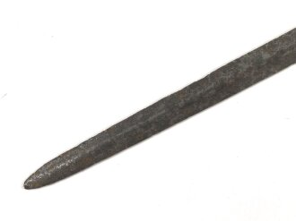 Klinge für eine Blankwaffe, Länge 81cm, Gesamtlänge 95cm,  Breite 20,5mm. Alter und Herkunft unbekannt.