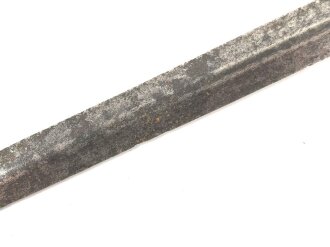 Klinge für eine Blankwaffe, Länge 81cm, Gesamtlänge 95cm,  Breite 20,5mm. Alter und Herkunft unbekannt.